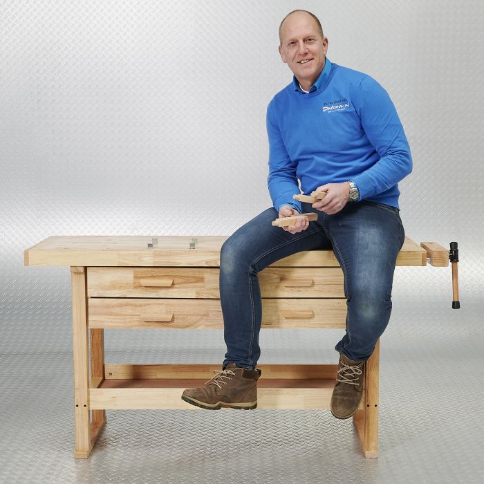 Houten werkbank met vier lades